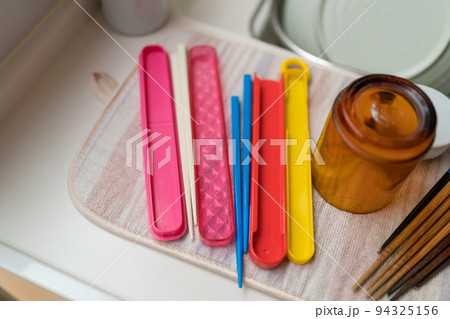 給食の箸を洗う 94325156