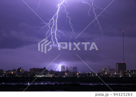 高層ビルに降り注ぐように落ちる稲妻 高層ビルに降り注ぐように落ちる稲妻 94325263