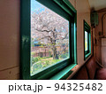 窓から眺める桜 94325482