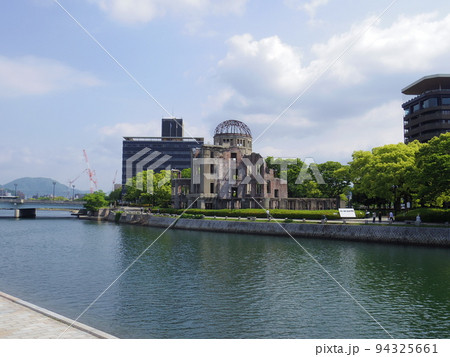 原爆ドームと元安川(広島県広島市) 原爆ドームと元安川(広島県広島市) 94325661