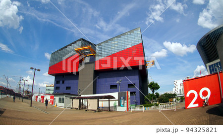 西側から見た海遊館と遊覧船サンタマリア 94325821