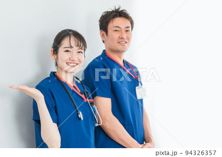 青いクリニックユニフォームを着た医療従事者の男女（医者・医師） 94326357