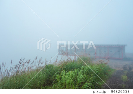 霧に覆われた「能楽の里牧場」跡地　福井県池田町水海 94326553