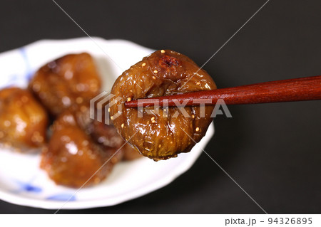 イチジクの甘露煮を食べる イチジクの甘露煮を食べる 94326895