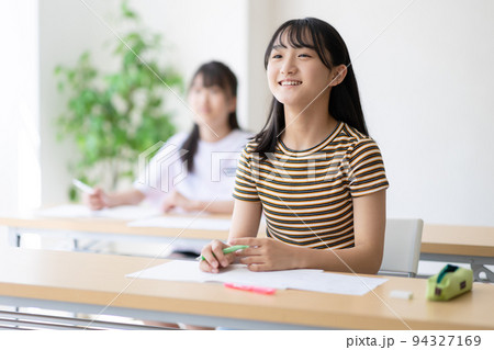 授業中の学生 94327169