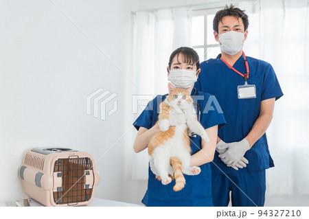 猫を抱く動物病院の男女の日本人獣医師 94327210