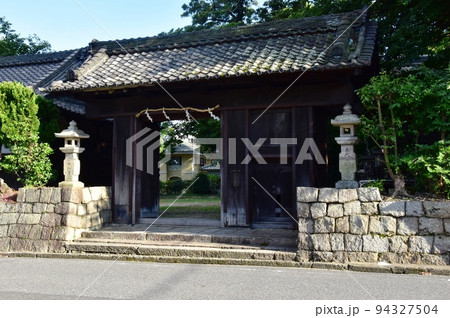 大津市 膳所神社(ぜぜじんじゃ)北門と深緑 大津市 膳所神社(ぜぜじんじゃ)北門と深緑 94327504