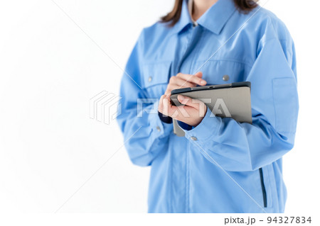 女性　作業着　タブレット 94327834