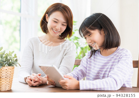 親子とタブレット 94328155