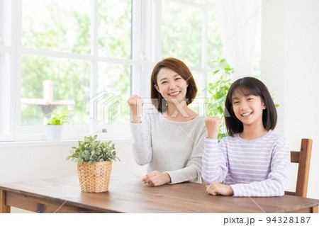 笑顔の親子 94328187