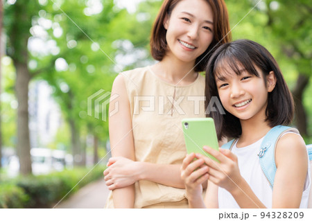 親子とスマホ 94328209