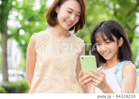 親子とスマホ 94328210