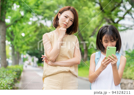 親子とスマホ　考える 94328211