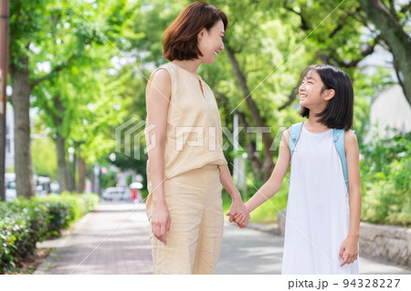 笑顔の親子　通学　ランドセル 94328227