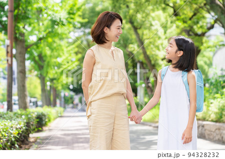 笑顔の親子　通学　ランドセル 94328232