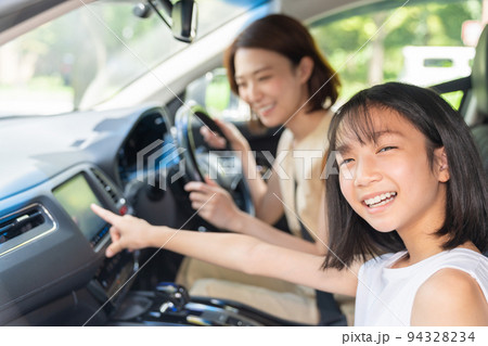 親子と自動車　カーナビ 94328234