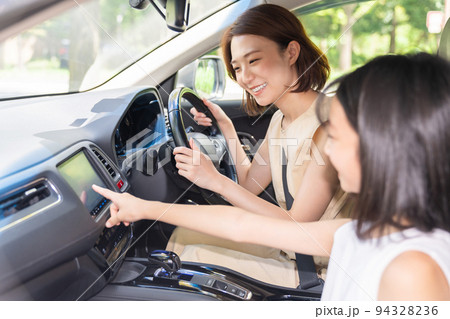 親子と自動車　カーナビ 94328236