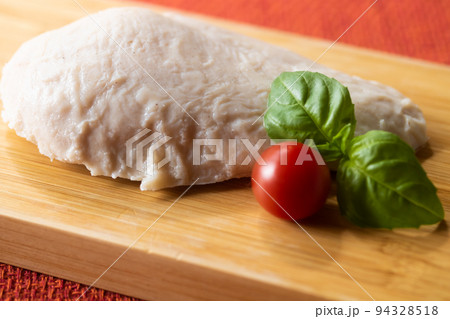 コクがあるフランス産赤鶏のサラダチキン 94328518