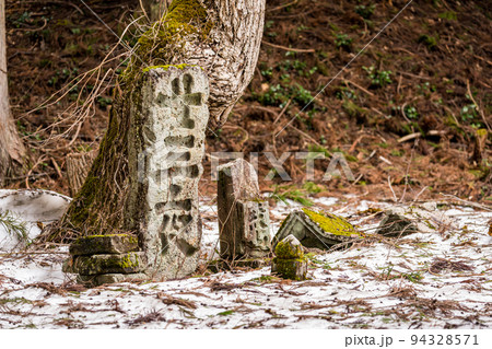 瀧神社境内の二十三夜塔と 瀧神社境内の二十三夜塔と 94328571