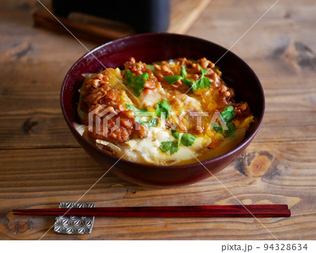大判唐揚げ卵とじ丼 大判唐揚げ卵とじ丼 94328634