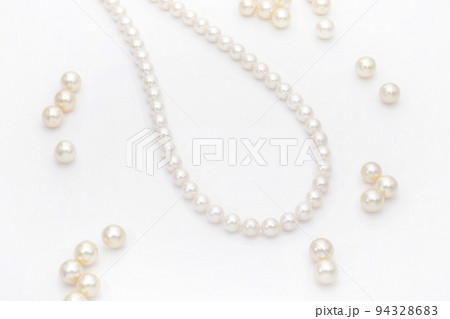 パールネックレスと散らばった真珠の珠 94328683