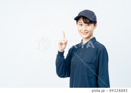 配送業の女性（白バック、指さしポーズ） 94328885