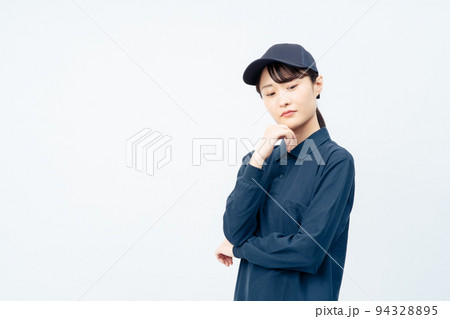 配送業の女性(白バック、困る) 配送業の女性(白バック、困る) 94328895