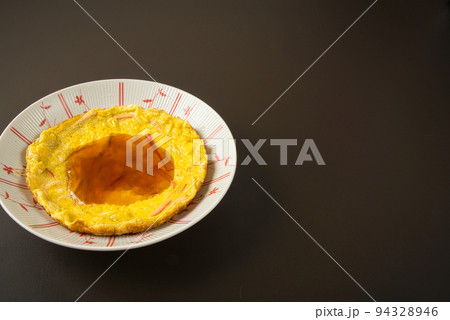 おいしい餡かけがかけられたかに玉 おいしい餡かけがかけられたかに玉 94328946