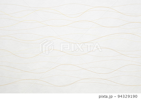 繊細な金色波柄の白和紙テクスチャ_優雅で和モダン背景素材 94329190