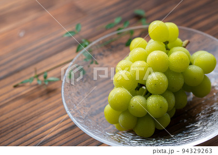 秋の味覚といえばぶどう（葡萄）シャインマスカット 94329263