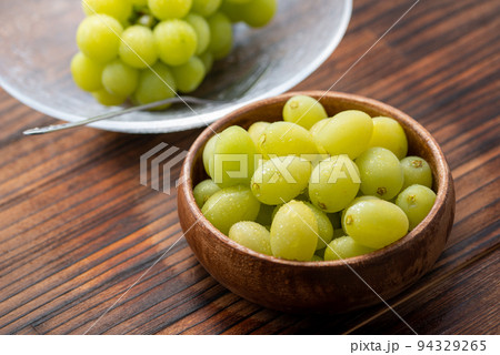 秋の味覚といえばぶどう（葡萄）シャインマスカット 94329265
