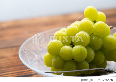 秋の味覚といえばぶどう（葡萄）シャインマスカット 94329270