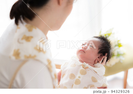 ファミリー ママと赤ちゃん ファミリー ママと赤ちゃん 94329326
