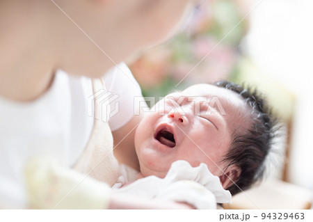 ファミリー　泣いている赤ちゃん 94329463