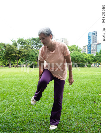 膝痛 病気 緑色 94329669