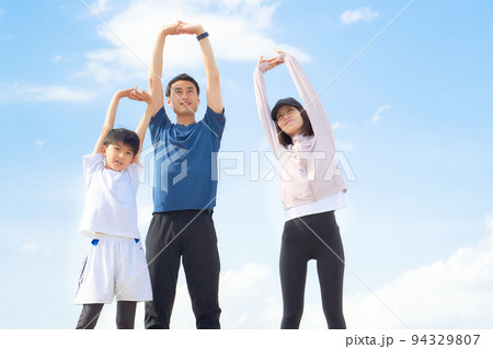 屋外でストレッチをする夫婦と子ども　家族　イメージ 94329807