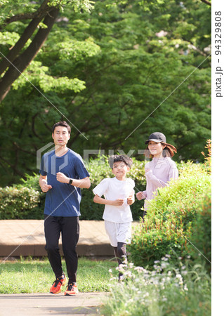 公園でランニングをする夫婦と子ども 家族 イメージ 公園でランニングをする夫婦と子ども 家族 イメージ 94329808