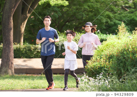 公園でランニングをする夫婦と子ども　家族　イメージ 94329809