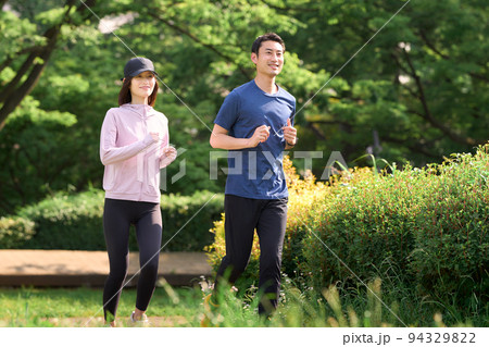 公園でランニングをする男女 エクササイズ イメージ 公園でランニングをする男女 エクササイズ イメージ 94329822