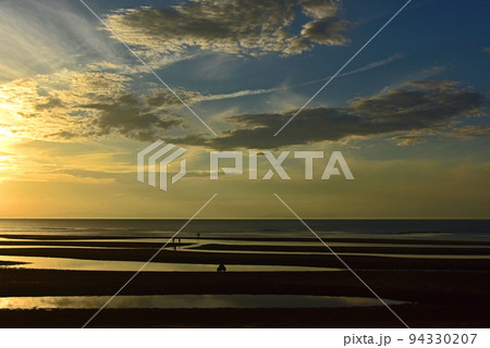 干潟のある海岸の夕焼け風景 干潟のある海岸の夕焼け風景 94330207