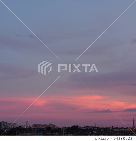 淡いグレーとピンクの夕焼け空 94330522