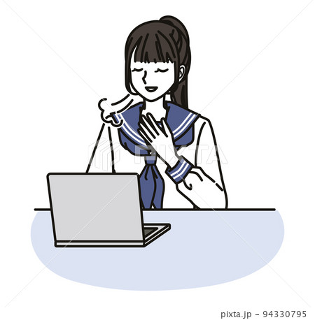 パソコンの画面を見て安心する女子中学生・高校生 94330795
