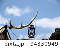 青空と鹿のツノのハンガーに掛けたオイルランタン 94330949