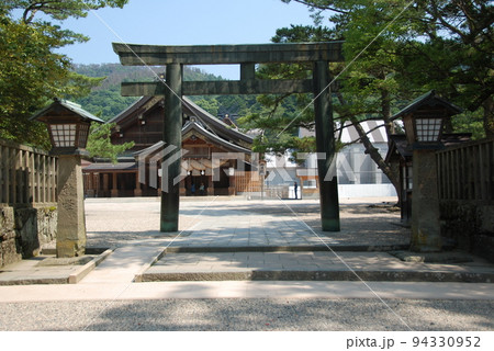 銅鳥居(四の鳥居)(出雲大社・拝殿前/島根県出雲市大社町) 銅鳥居(四の鳥居)(出雲大社・拝殿前/島根県出雲市大社町) 94330952