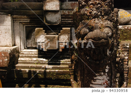 バリ・ヒンドゥーの石像(グヌン・カウイ遺跡/バリ島・インドネシア) バリ・ヒンドゥーの石像(グヌン・カウイ遺跡/バリ島・インドネシア) 94330958
