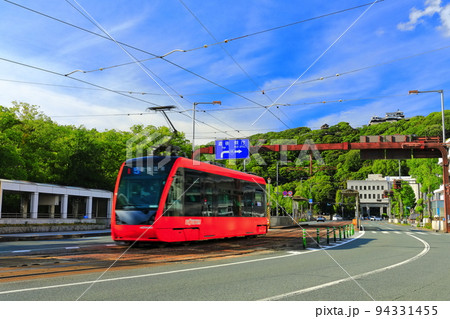 【愛媛県】伊予鉄電車と松山城と愛媛県庁 94331455