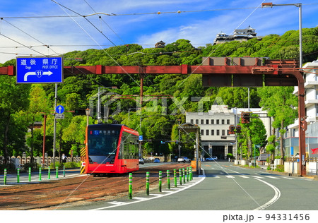 【愛媛県】伊予鉄電車と松山城と愛媛県庁 【愛媛県】伊予鉄電車と松山城と愛媛県庁 94331456
