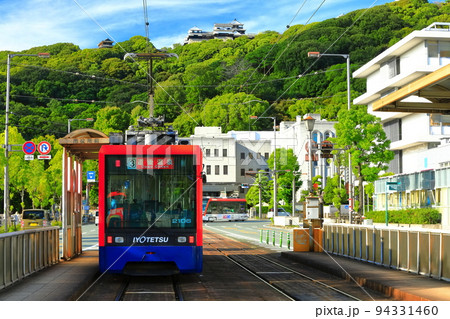 【愛媛県】伊予鉄電車と松山城と愛媛県庁 94331460