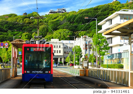 【愛媛県】伊予鉄電車と松山城と愛媛県庁 94331461