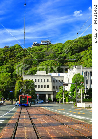 【愛媛県】伊予鉄電車と松山城と愛媛県庁 94331462